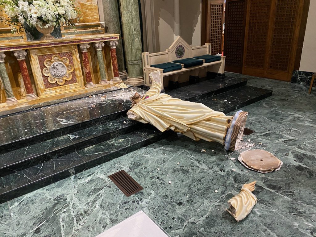 Tượng Thánh Tâm Chúa Giêsu bị phá ở nhà thờ chính tòa Thánh Patrick của El Paso; kẻ tình nghi bị bắt