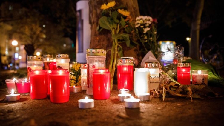 ĐTC và các giám mục trên thế giới đau buồn về các vụ tấn công ở Vienna