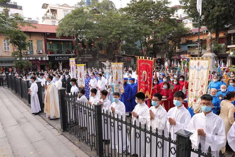 Việt Nam: Người Công giáo đình chỉ các sinh hoạt để kiềm chế Covid-19