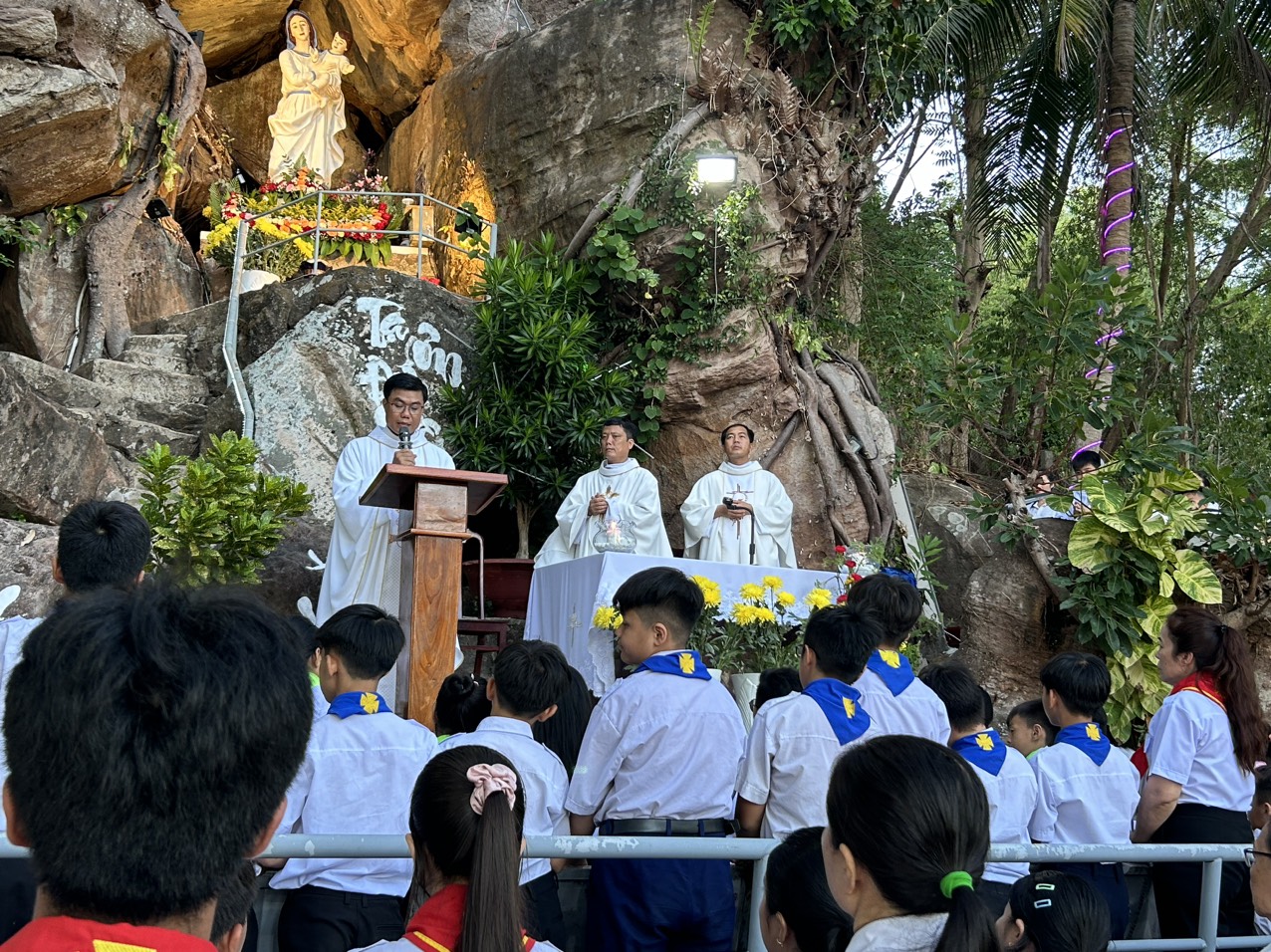 Thánh lễ khai mạc Thánh Hoa Tại Núi Đức Mẹ - Gx. Hưng Văn