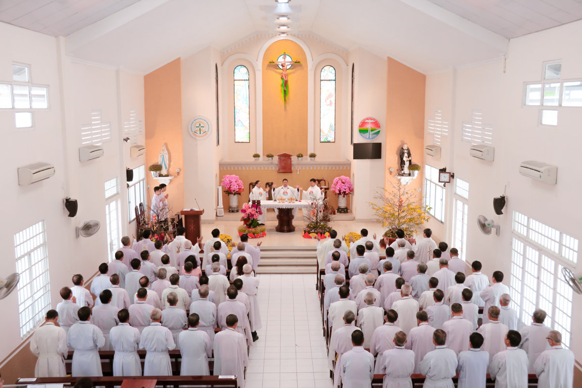 Các Ủy ban, Hội đoàn Tông đồ & Thừa Tác viên Ngoại lệ trao Mình Thánh Chúa Mừng Xuân